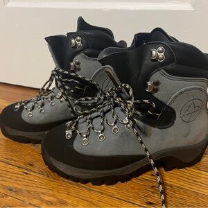 La Sportiva women’s hiking boots - size 39. Excellent quality